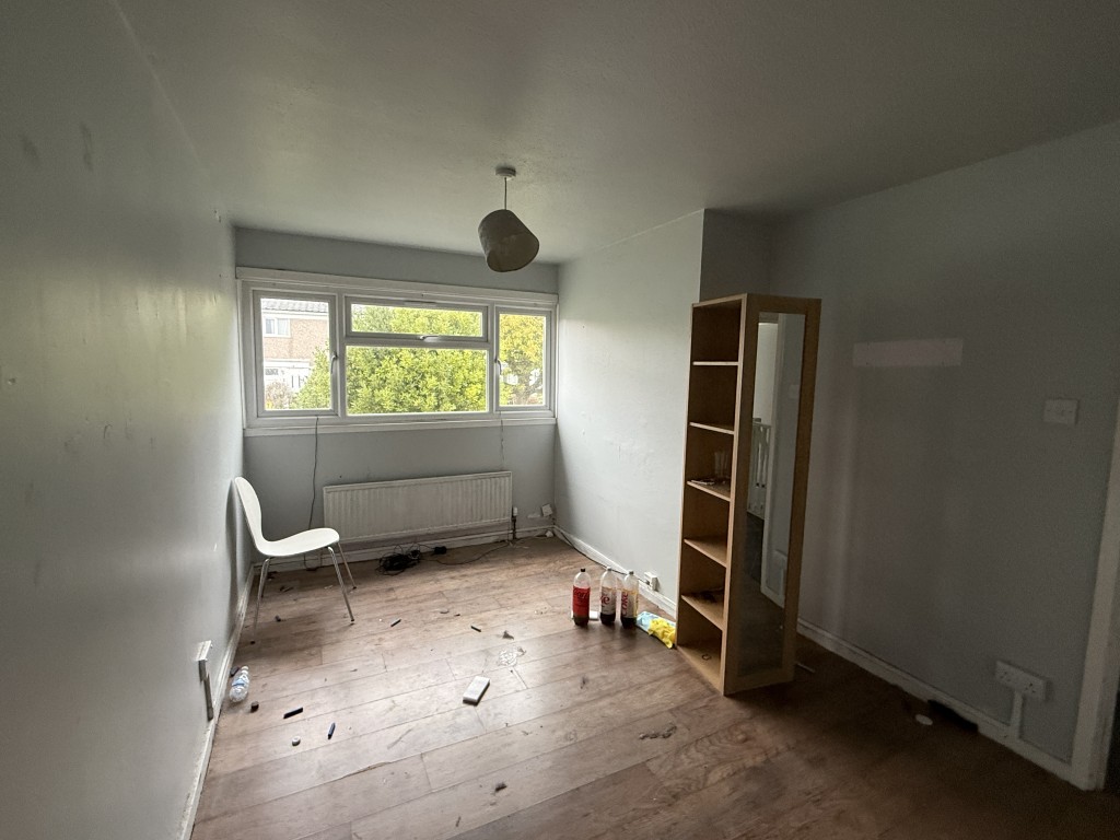 Lot: 145 - HOUSE IN NEED OF IMPROVEMENT - Bedroom 1 in House in Need of Improvement